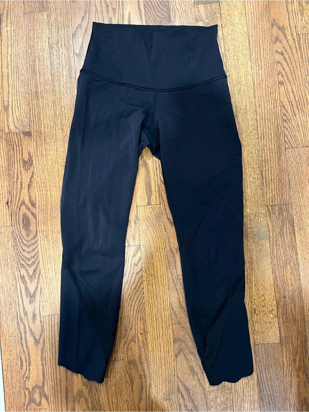 Black lululemon cropped scallop leggings